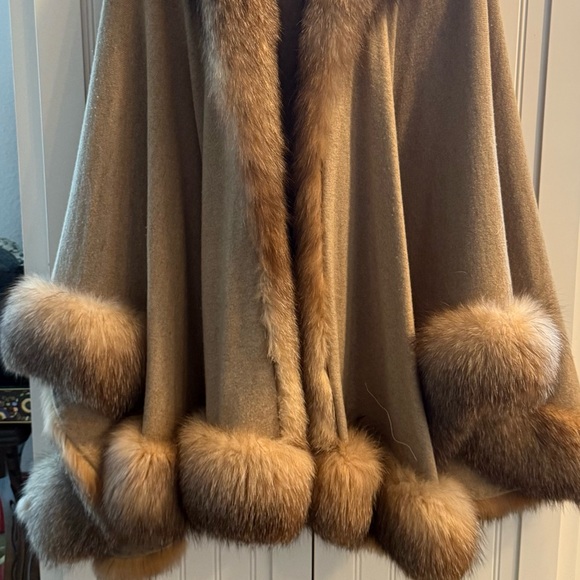 Elegant cashmere real Tan Fur-Trimmed Women'sCape